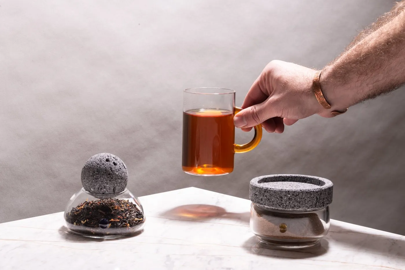 TEA CUP SET IN GLASS