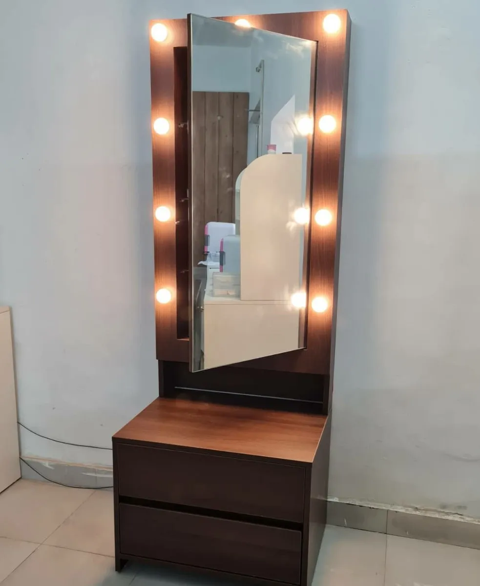 THE MAKEUP ICON | MAKEUP VANITY WITH LED LIGHTS