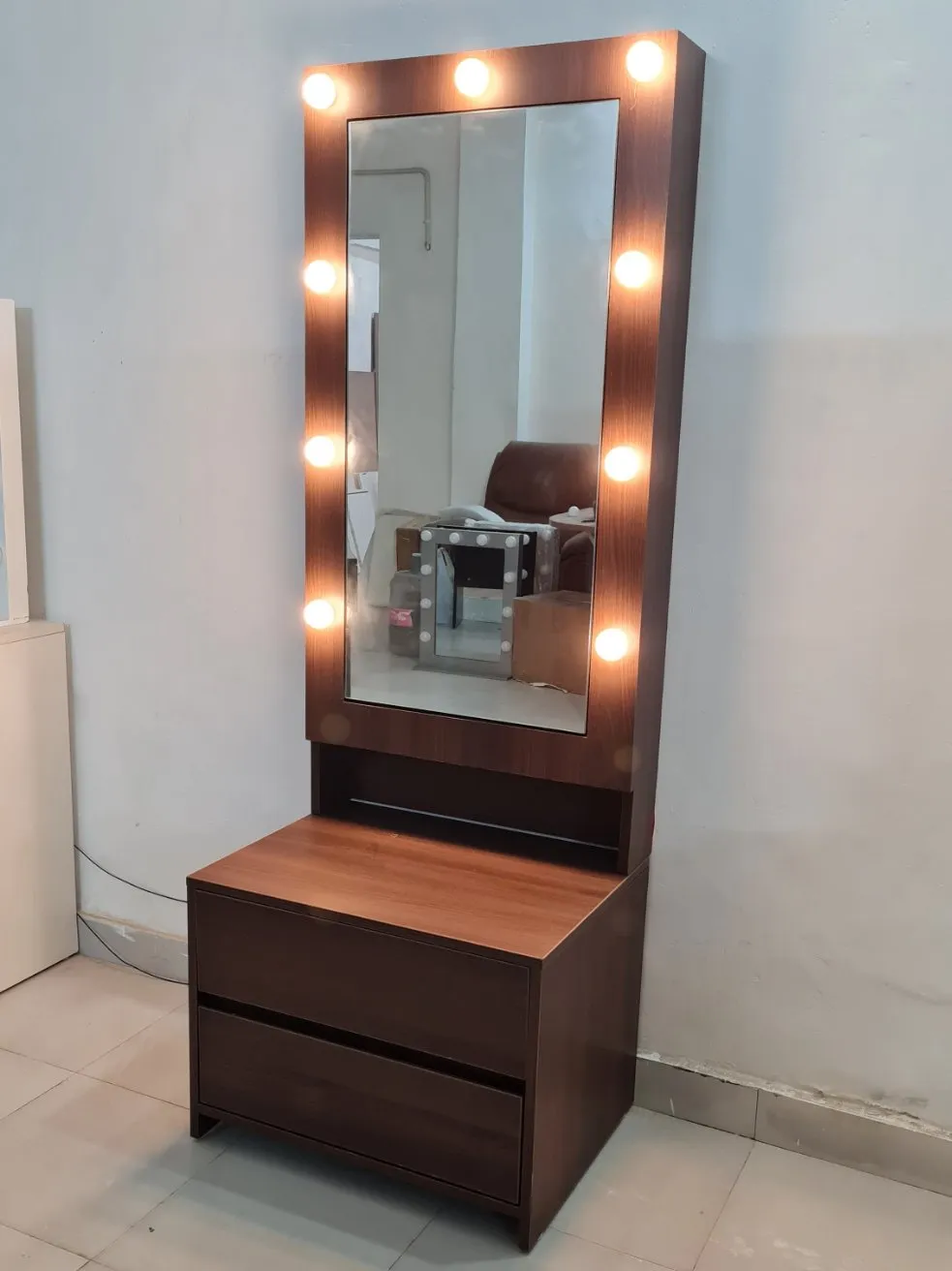 THE MAKEUP ICON | MAKEUP VANITY WITH LED LIGHTS